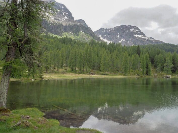 Blick auf den San-Pellegrino-See in den Südtiroler Dolomiten