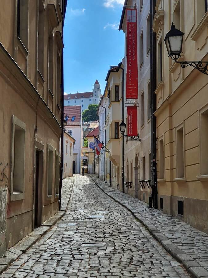 schmale Gasse in Bratislava mit Blick zur Burg