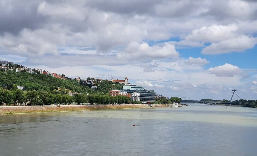 Blick auf Bratislava mit Donau, Burg und UFO