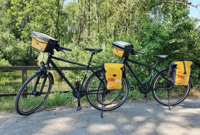 Leihfahrräder von Eurobike auf einer Brücke abgestellt