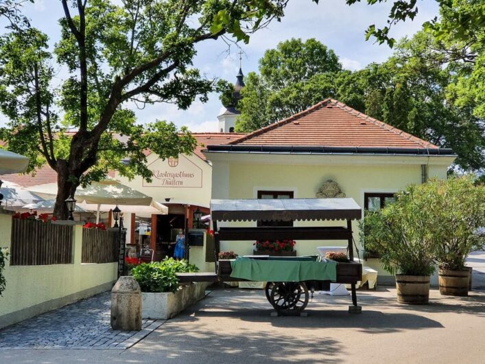 Eingang zum Gastgarten vom Klostergasthaus Thallern