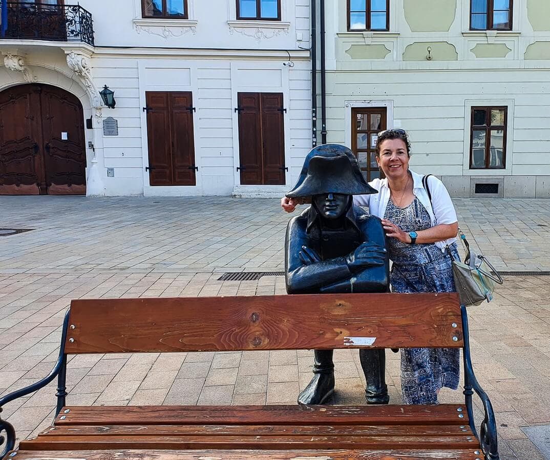 Martina und Statue des Napoleon-Soldaten in Bratislava