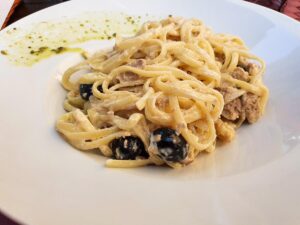 Linguine mit Thunfisch und Oliven