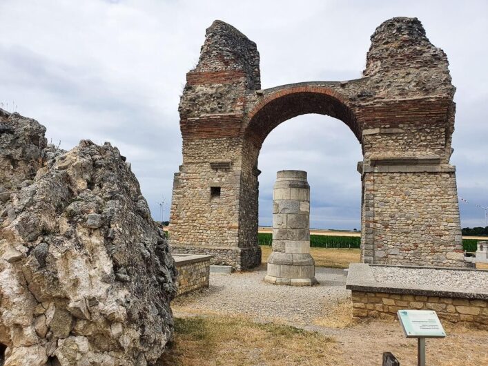 Torbogen und Säule im Römerland von Petronell-Carnuntum