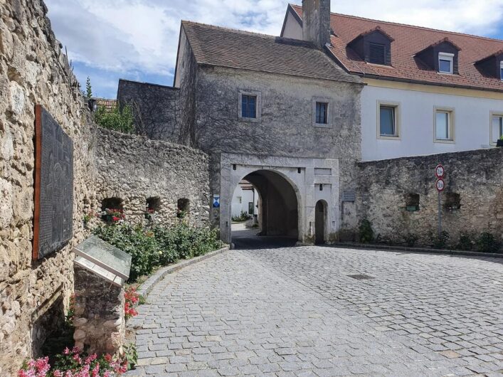 Stadtmauer und Durchgang zur Altstadt von Purbach