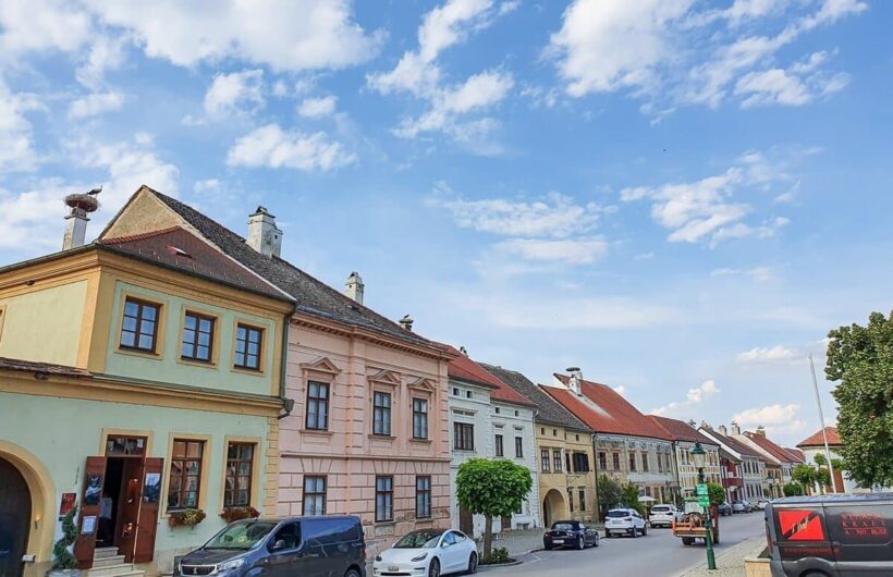 Hauptstraße von Rust mit Storchennestern auf den Kaminen