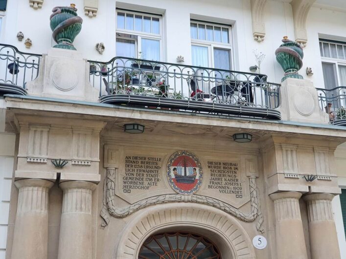 Verzierungen an einer Fassade in Baden