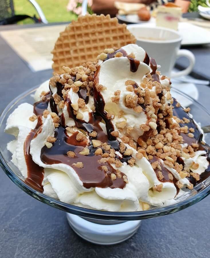 Eisbecher mit Sahne und Schokosauce