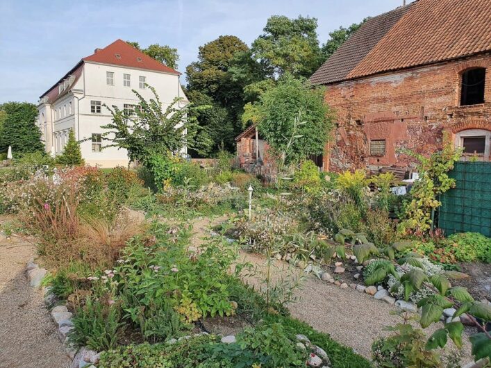 Garten und Elbschloss Kehnert im Hintergrund