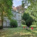 Kaffeetisch unter Bäumen vor dem Neuen Schloss in Tangermünde