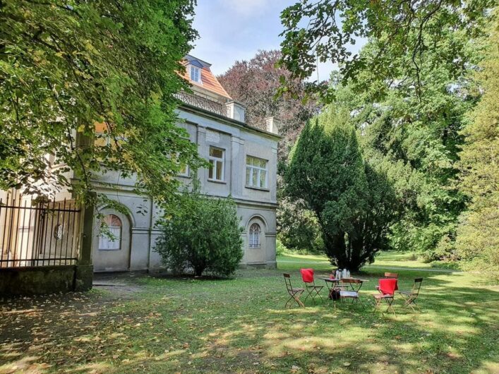 Kaffeetisch unter Bäumen vor dem Neuen Schloss in Tangermünde