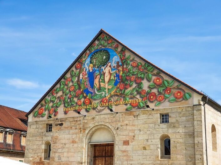 Paradiesgarten künstlerisch auf einer Hauswand dargestellt