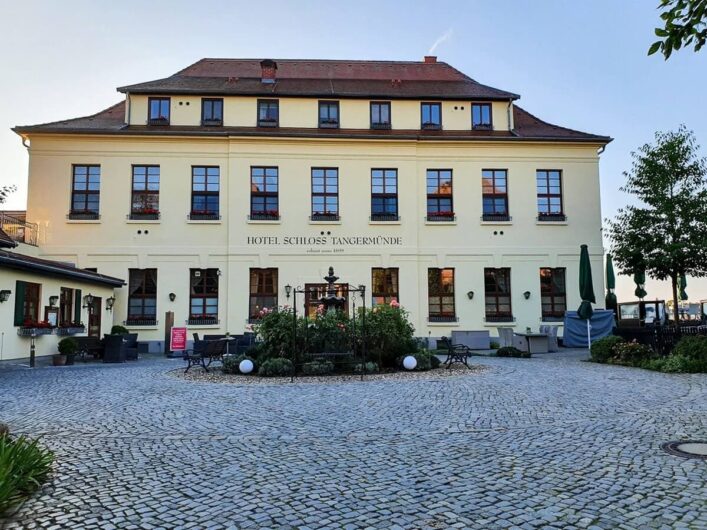 Blick auf das Hauptgebäude vom Schlosshotel Tangermünde