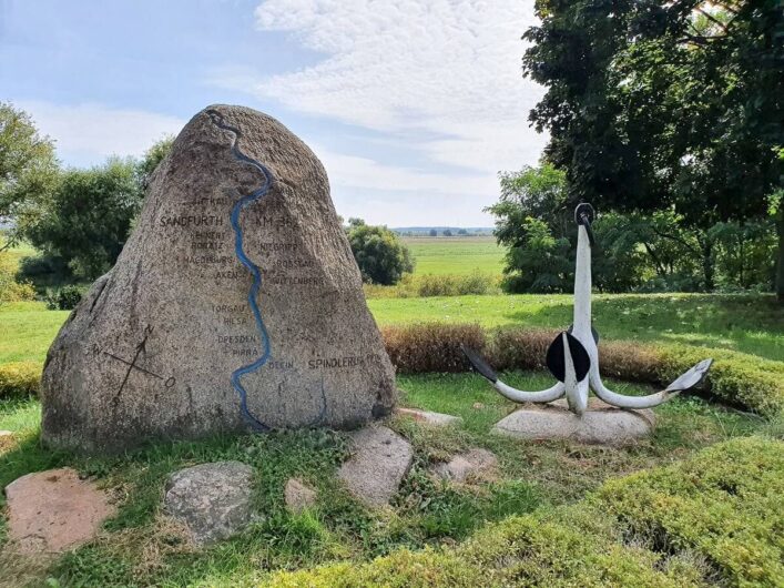 Großer Stein mit aufgezeichnetem Lauf der Elbe und Anker im Hintergrund