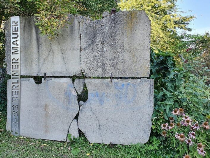 Rest der Berliner Mauer im Schaugarten von Bella Bayer