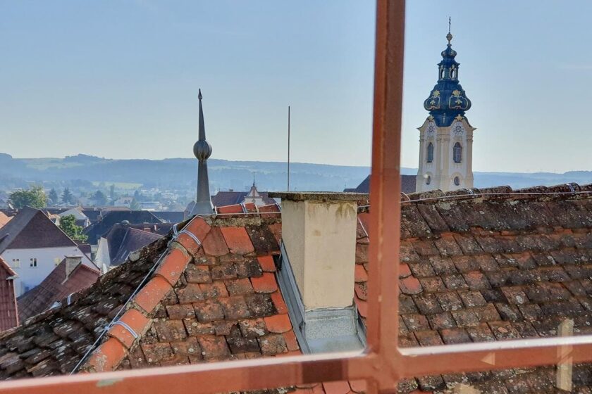 Blick über die Dächer zum Kirchturm von Hartberg