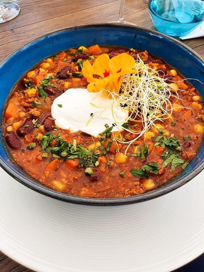 Chili con Carne mit Blumendekoration