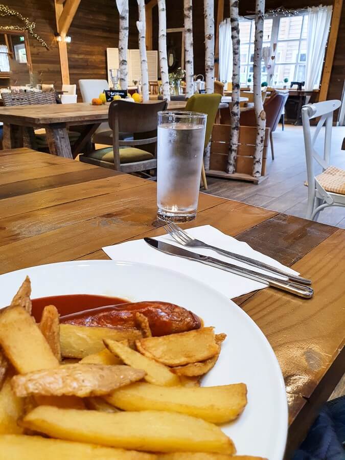 Currywurst mit Pommes im Krewelshof