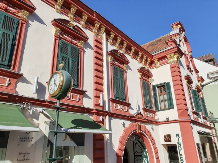 Fassade des Haus des Juweliers mit goldenen Friesen