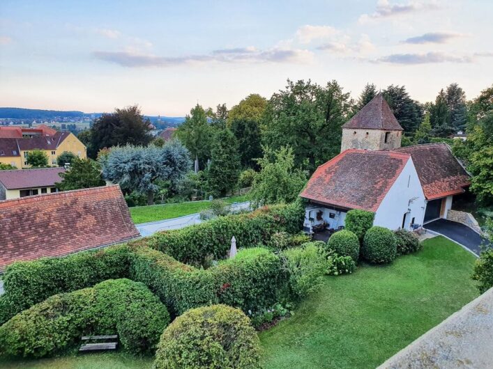 Blick auf den Garten des Hotels Alter Gerichtshof