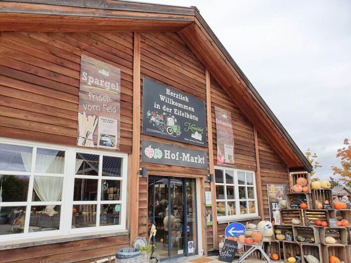 Blick auf den Hofmarkt des Krewelshof Eifel