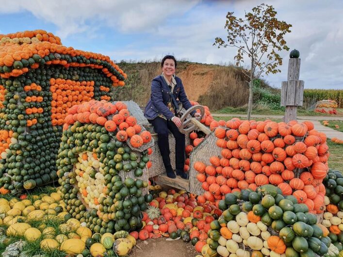 Martina auf einem aus Kürbissen gestalteten Traktor