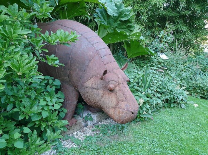 Nilpferd-Skulptur im Garten von Bella Bayer