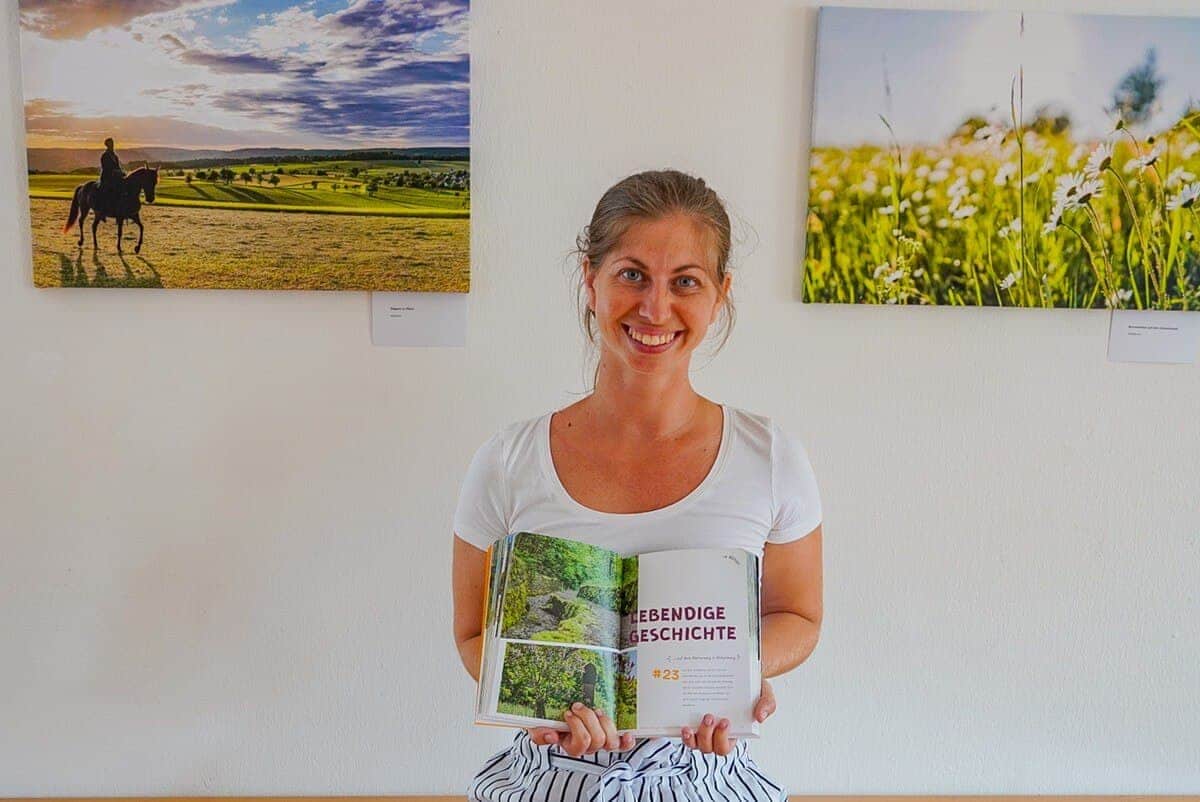 Barbara mit ihrem Buch Eskapen in Spessart und Odenwald