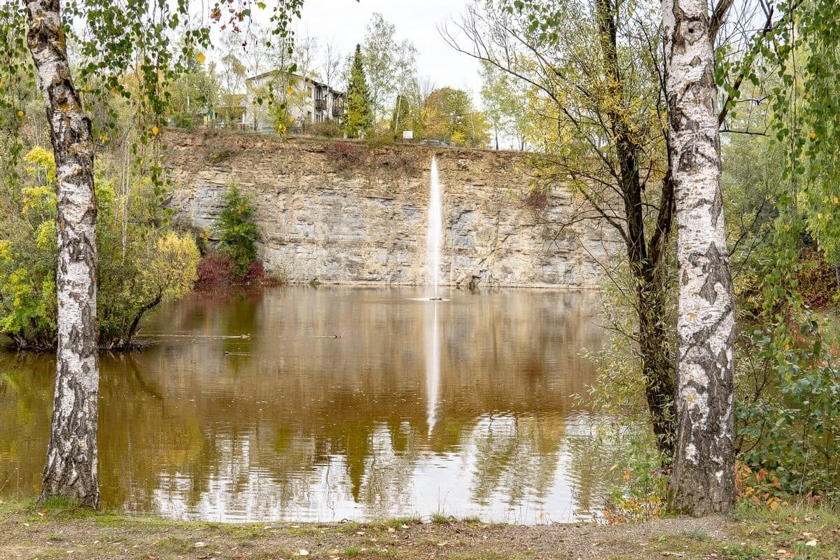 Sprudelnde Wasserfontäne an der Eberstadter Tropfsteinhöhle