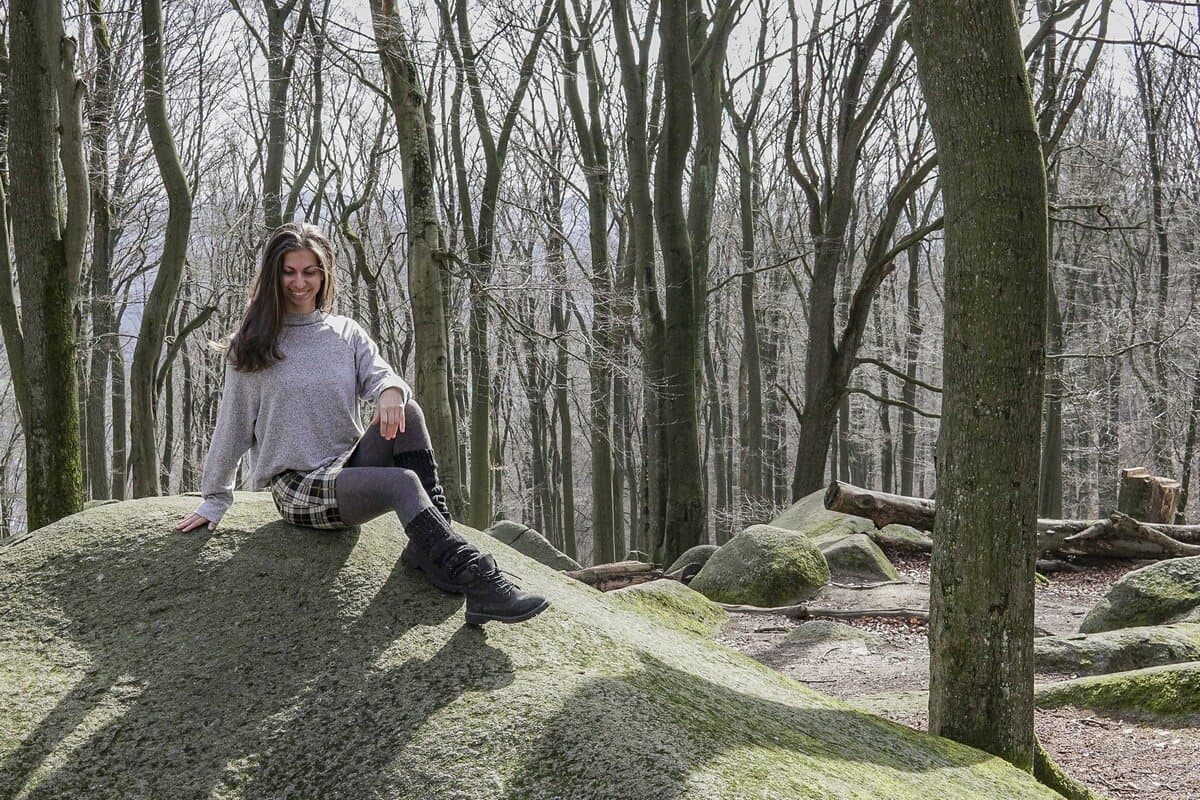 Barbara auf einem Felsen im Wald