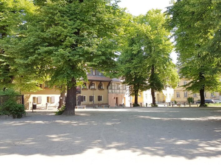 idyllischer Klosterplatz mit Bäumen