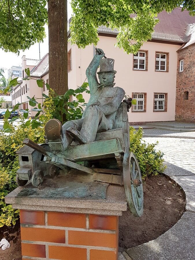 Blick auf die Plastik des Cottbuser Postkutschers