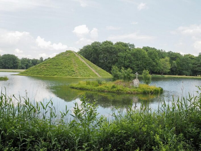Grüne Pyramide im See des Schlosspark Branitz