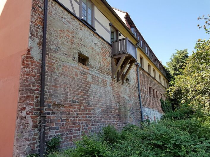 Stadtmauer von Cottbus mit der Jugendherberge