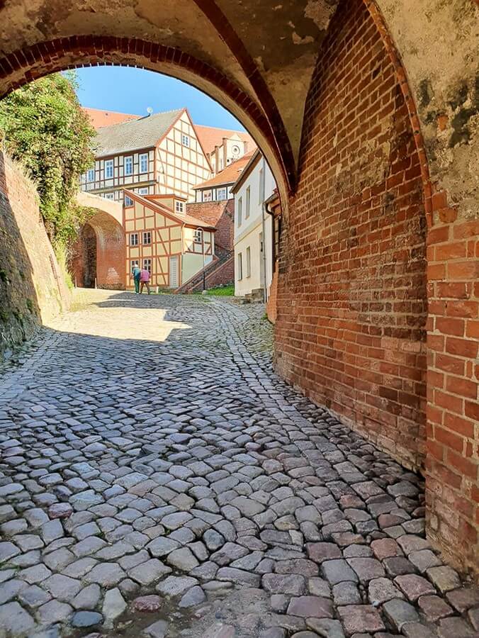 Aufgang durch das Elbtor in die Altstadt