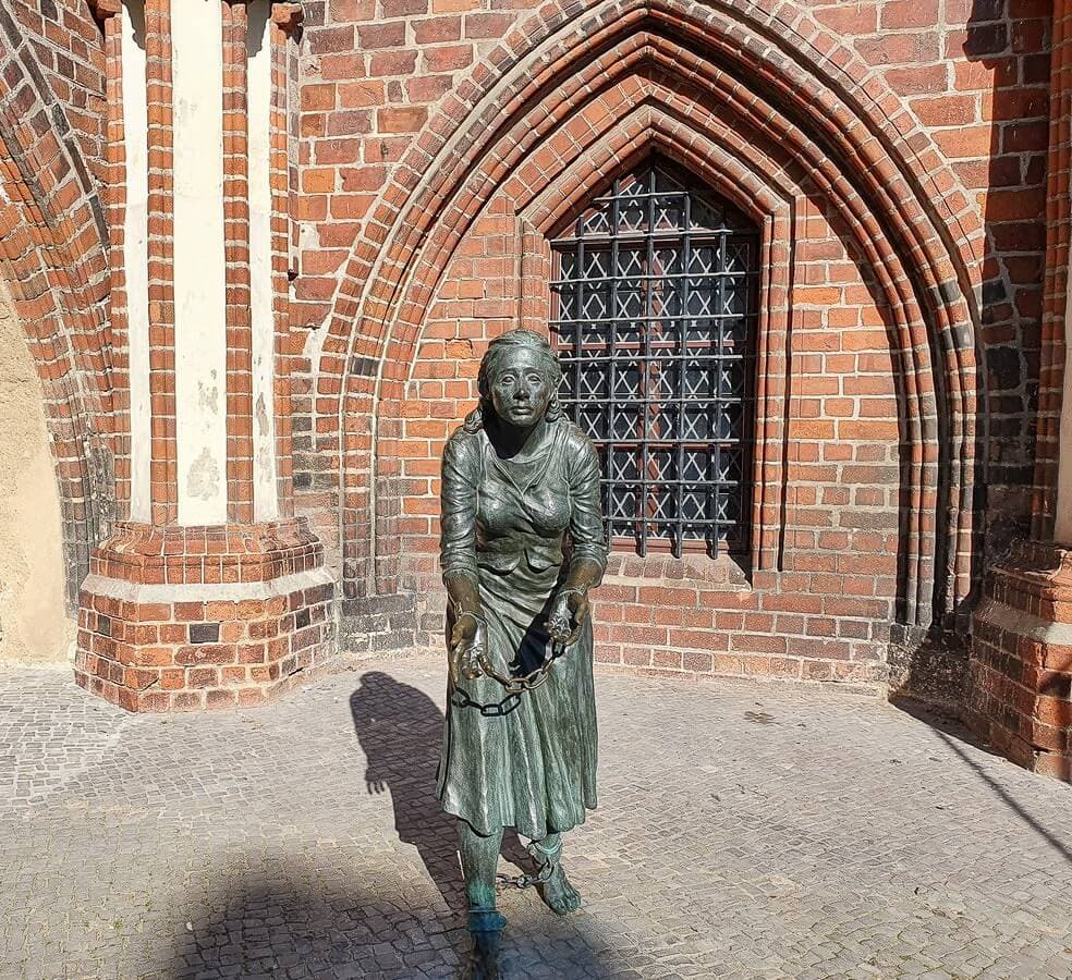 Statue der Grete Minde vor dem Rathaus von Tangermünde