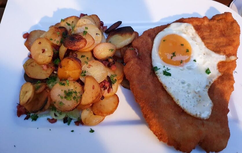 Hamburger Schnitzel mit Bratkartoffeln