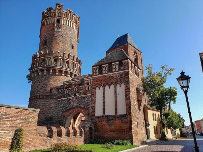 Blick auf das Neustädter Tor in der Hansestadt Tangermünde