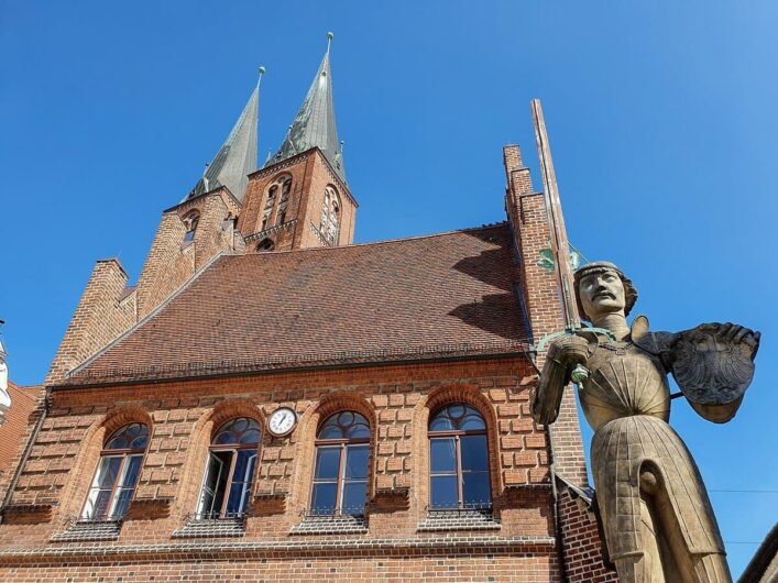 Blick auf Rathaus und Roland in Stendal