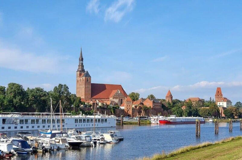 Blick auf die Elbe und die Stadtsilhouette von Tangermünde