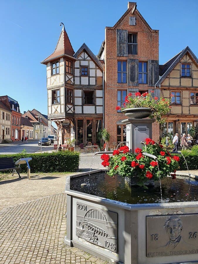 Stadtbrunnen mit Blick auf Fachwerkhäuser in der Altstadt von Tangermünde
