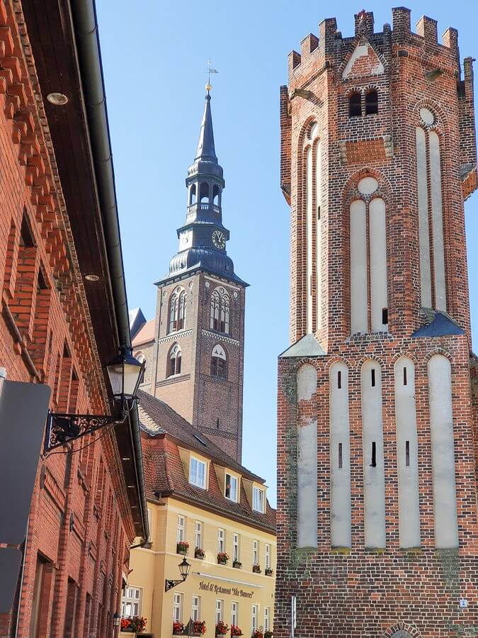 Blick auf Turm von St. Stephan und Eulenturm in Tangermünde