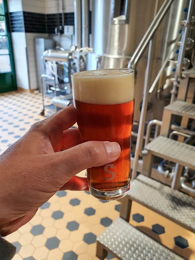 Ein Ziegelrot im Glas bei der Verkostung in Schulzens Brauerei