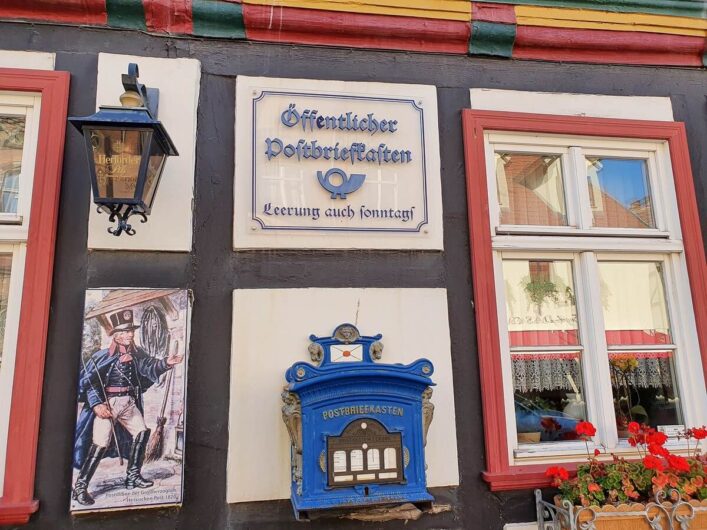historischer Briefkasten an Fachwerkhaus in Tangermünde