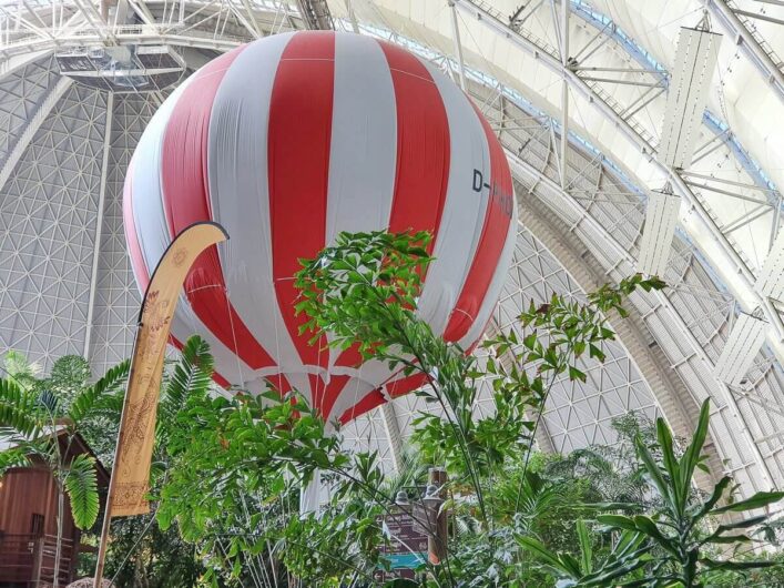 Fesselballon unterm Hallendach des Badeparadieses