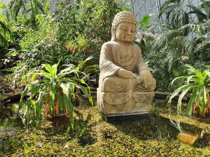 Buddha-Statue im Teich am Eingangsbereich des Tropical Islands