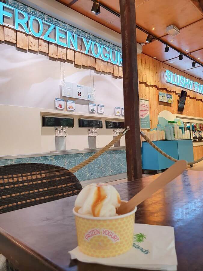 An der Zapfstation geholter Becher mit Frozen Yoghurt