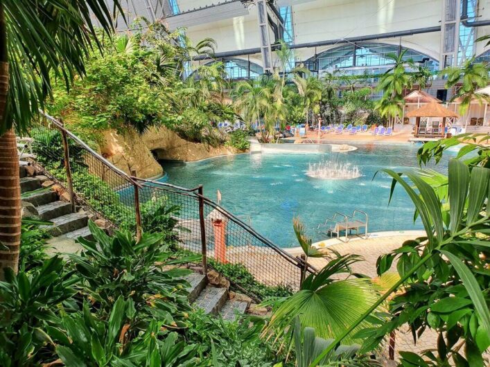 Blick auf das Wasser der Lagune im Tropical Islands