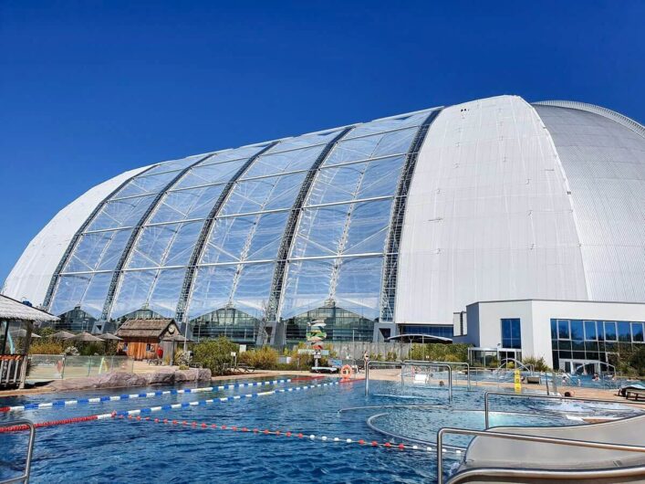 Blick auf die Outdoor-Poollandschaft und das Gebäude des Tropical Islands