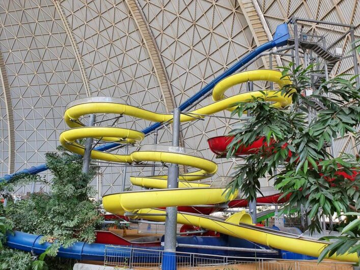 Deutschlands höchster Wasserrutschenturm in der Halle